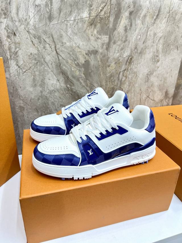 超酷新款高尔夫lv Trainer 系列运动鞋出货 本款 Lv Trainer 运动鞋出自路易威登与 Tyler 合作系列，令 Monogram 图案和品牌标识